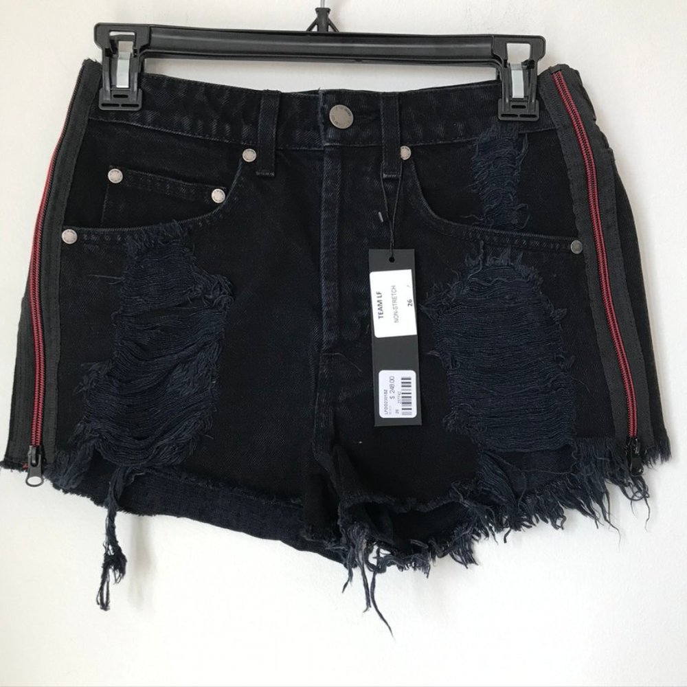 [LF] The Brand Zipper Side Distressed Black Shorts